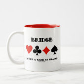 ブリッジはチャンスのゲームではない（4つのカードスーツ） ツートーンマグカップ (左)