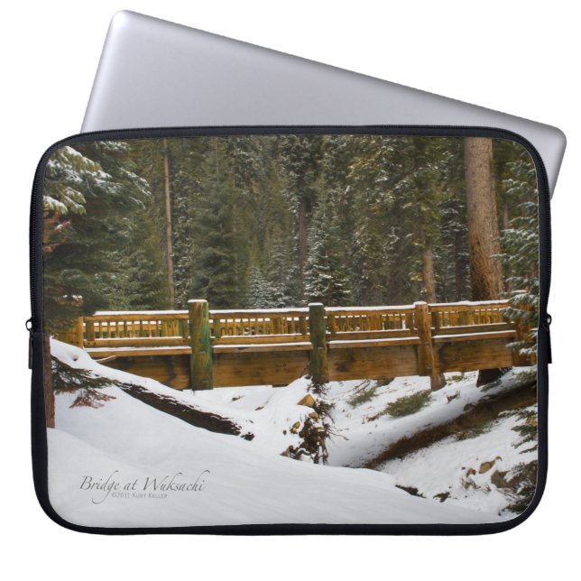 ブリッジアットウクサチ ラップトップスリーブ (正面)