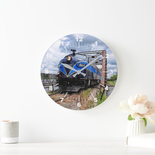 ブリッジファンに搭載されたブルーディーゼルエンジン機関車 ラージ壁時計 (ホーム)