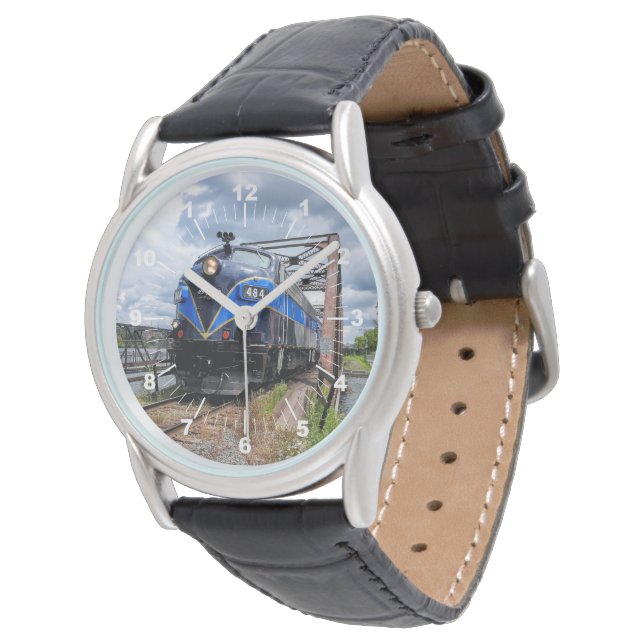 ブリッジファンL上のブルーディーゼルエンジン機関車 腕時計 (アングル)