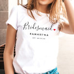 ブリッスタイリッシュドメイド結婚ズ Tシャツ<br><div class="desc">おもしろいとデザインは、かわいい小さな赤い愛のハートをフルに備えスタイリッシュたタイポグラフィの台本「Bridesmaid」を備えモダンて、あらゆる花嫁のメイドのための完璧なギフトストップを提供する。デザインは名前と確立された日付でパーソナライズする簡単であ結婚り、あなたの特別な日から完璧な記念になる。</div>
