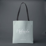 ブリッモダンドスパーソナライズされたメイド トートバッグ<br><div class="desc">Script モダン Bridesmaids Tote Bagパーソナライズされたは白いスクリプトのフォントスタイルでbridesmaidの名前を特集パーソナライズされた。タイトルと日付はsans serifのフォントスタイルで結婚、緑色の背景に。また、メイド・オブ・オーナー（花嫁付き添い人）、フラワーガール、花嫁の母などのために最適。</div>
