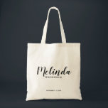 ブリッモダンドスパーソナライズされたメイド トートバッグ<br><div class="desc">Script モダン Bridesmaids Tote Bagは書パーソナライズされた道フォントスタイルでbridesmaidの名前とsans serifフォントスタイルで結婚の日付を特集。また、メイド・オブ・オーナー（花嫁付き添い人）、フラワーガール、花嫁の母などのために最適。</div>