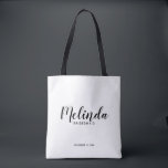 ブリッモダンドスパーソナライズされたメイド トートバッグ<br><div class="desc">Script モダン Bridesmaids Tote Bagモダンは、白い背景にパーソナライズされたsans serifのフォントスタイルでタイトルと日付を持つ黒のスクリプパーソナライズされたトフォントスタイルでbridesmaidの名前を結婚特徴モダン。また、メイド・オブ・オーナー（花嫁付き添い人）、フラワーガール、花嫁の母などのために最適。</div>