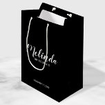 ブリッモダンドスパーソナライズされたメイド ミディアムペーパーバッグ<br><div class="desc">Script モダン Black and Whiteモダン Bridesmaids抱き枕は白いスクリプパーソナライズされたトフォントスタイルでbridesmaidの名前を取り上げパーソナライズされた、黒背景にsans serifフォントスタイルのタイトルと日付を付けモダンて結婚、白いスクリプトのを特徴とする。また、メイド・オブ・オーナー（花嫁付き添い人）、花の女の子、花嫁の母、groomsmen、花婿介添人などのために最適。</div>