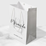 ブリッモダンドスパーソナライズされたメイド ミディアムペーパーバッグ<br><div class="desc">Bridesmaids抱き枕パーソナライズされたは灰色のスクリプモダントフォントスタイルでbridesmaidの名前と明るい灰色のスクリプトフォントスタイルでモノグラムを背景とタイトルとグレーのsansセリフで結婚の日付を特徴とする。また、グロムスマン、花婿介添人、リングのベアラー、花嫁の父、メイド・オブ・オーナー（花嫁付き添い人）、花女、花嫁の母などのために最適。</div>