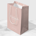 ブリッモダンドスパーソナライズされたメイド ミディアムペーパーバッグ<br><div class="desc">Script モダン Bridesmaids抱き枕は白いスパーソナライズされたクリプト赤面スタイルでbridesmaidの名前を特集しモダン、スタイルのピンクの背景にsans serifフォントで結婚、タイトルと日付を付けた。また、メイド・オブ・オーナー（花嫁付き添い人）、フラワーガール、花嫁の母などのために最適。</div>