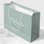 ブリッモダンドスパーソナライズされたメイド ラージペーパーバッグ<br><div class="desc">Script モダン Bridesmaids抱き枕は白いスパーソナライズされたクリプトフォントスタイルでbridesmaidの名前を特集し結婚、タイトルとsans serifフォントスタイルで日付をバックにモダンsag greenに表示する。また、メイド・オブ・オーナー（花嫁付き添い人）、フラワーガール、花嫁の母などのために最適。</div>