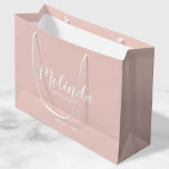 ブリッモダンドスパーソナライズされたメイド ラージペーパーバッグ<br><div class="desc">Script モダン Bridesmaids抱き枕は白いスパーソナライズされたクリプト赤面スタイルでbridesmaidの名前を特集しモダン、スタイルのピンクの背景にsans serifフォントで結婚、タイトルと日付を付けた。また、メイド・オブ・オーナー（花嫁付き添い人）、フラワーガール、花嫁の母などのために最適。</div>