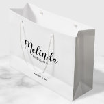 ブリッモダンドスパーソナライズされたメイド ラージペーパーバッグ<br><div class="desc">Script モダン Bridesmaids抱き枕パーソナライズされたは、白い背景にパーソナライズされたsans serifのフォントスタイルでタイトルと日付を持つ黒のスクリプトのフォントスタイルでbridesmaidの名前をモダン特集した。また、メイド・オブ・オーナー（花嫁付き添い人）、花の女の子、花嫁の母、groomsmen、花婿介添人などのために最適。</div>
