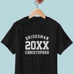 ブリッ結婚ドスマンのスポーティなブライダルパーティTシャツ Tシャツ<br><div class="desc">お前の船乗りにぴったりのシャツだ！彼の名前と君の年結婚を加えろ。ブライダルパーティの任意のメンバーに使用可能</div>