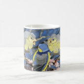 ブリティッシュブルー《鳥》アメリカゴガラファミリー対ピンクの花 コーヒーマグカップ (中央)