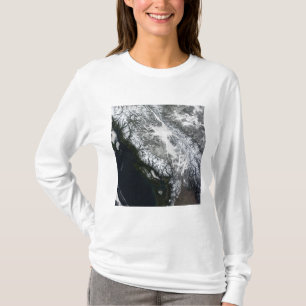 ブリティッシュ・コロンビアの霧そして雪 Tシャツ
