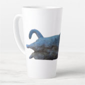 ブリティッシュ・ショートヘアの子猫が横に寝る カフェラテマグ (左アングル)