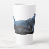 ブリティッシュ・ショートヘアの子猫が横に寝る カフェラテマグ (正面)