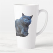 ブリティッシュ・ショートヘアの子猫が横に寝る カフェラテマグ (右)