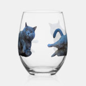 ブリティッシュ・ショートヘアの子猫が横に寝る ステムなしワイングラス (左)