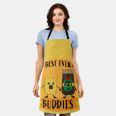 ブリティッシュ・チェダーチーズとピクルラバーズエプロン エプロン (着用した状態)