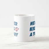 ブリティッシュ・ポリティックス – キスは決してトーリー コーヒーマグカップ (中央)