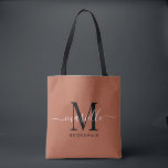 ブリデスメイドギフト金ゴールドブラックモノグラムテラコッタ<br><div class="desc">このBridesmaidトートバッグは手書きの白と黒のスクリプトタイポグラフィモノグラムを特徴とし、テラコッタの背景にスワッシュを付ける。あなたの花嫁のアイテム運のトートを提示し結婚て、伝統的にリハーサルのディナーまたは前に提示。</div>