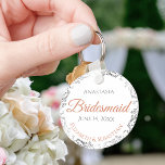 ブリデスメイドコーラル&シルバーレース結婚ホワイトの贈り物 キーホルダー<br><div class="desc">これらのキーホルダーは与え、あなたの結婚式のパーティーで花嫁に好意として設計されている。白い背シンプル景のデザインとエレガント、テラコッタまたはコーラルオレンジとグレーの文字と銀のホイルのフローラレースをフェイク特徴とする。彼女の名前、カップルの名前、日付の宇宙結婚がある。特別な日感謝していに参加するための完璧な方法！</div>