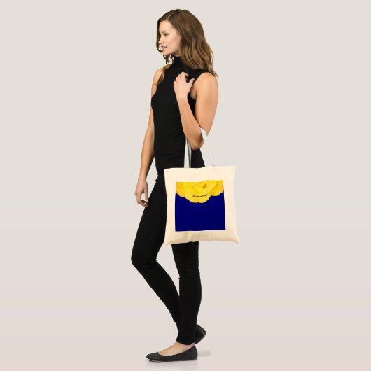 ブリデスメイドゴールデンイエローネイビーブルー結婚フローラ トートバッグ (正面(モデル))