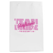ブリデスメイドチームブ結婚ライドの名前をカスタムするピンク ミディアムペーパーバッグ (正面)