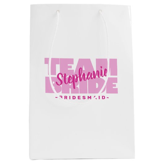 ブリデスメイドチームブ結婚ライドの名前をカスタムするピンク ミディアムペーパーバッグ (正面)