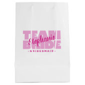 ブリデスメイドチームブ結婚ライドの名前をカスタムするピンク ミディアムペーパーバッグ (裏面)