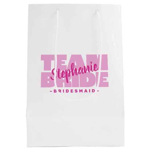 ブリデスメイドチームブ結婚ライドの名前をカスタムするピンク ミディアムペーパーバッグ (裏面)