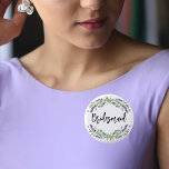 ブリデスメイド・ラベンダーバイオレット結婚ユーカリ 缶バッジ<br><div class="desc">花嫁のメイドのために。シックな白い背景。ラベ飾ンダ、紫の花模様の花と水色のユーカリの緑。</div>