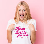 ブリーズメイドチームブライドピンクバチェロレッテ Tシャツ<br><div class="desc">花嫁チーム花嫁ピンクバチェロレッテTシャツはおもしろいでレトロなインスパイアお客さまに必須のシャツである。ピンクよくはしゃぐの「チーム・ブライド・フォーエバー」の台本を使用しパーソナライズされたて、花嫁の名前を冠した完璧なウェディングパーティーの贈り物。バチェロレットのパーティーに最適スタイリッシュな、この陽気なシャツは、トレンディーの花嫁チームを思い出に残る方法で結合する。</div>