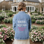 ブリーズメイドピンク結婚名前をカスタムするバチェロレッテ デニムジャケット<br><div class="desc">美しい書道、ピンクの花嫁デニムジャケット。ブライダルシャワー、バチェロレッテに最適結婚。花嫁の分隊。</div>
