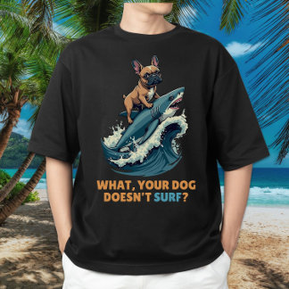 ブルおもしろいドッグフランスのシャークサーフィンフレンチドッグ Tシャツ