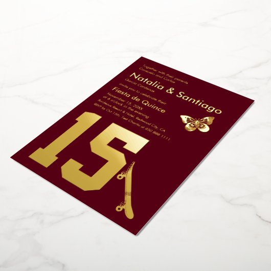 ブルガンディゴールドフォイルツインズ15誕生日招待状 箔シーズンカード (回転した状態)