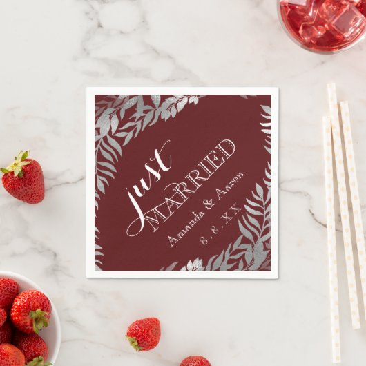 ブルガンディマルーンフローラグレイたった今結婚しました スタンダードカクテルナプキン (インサイチュ)