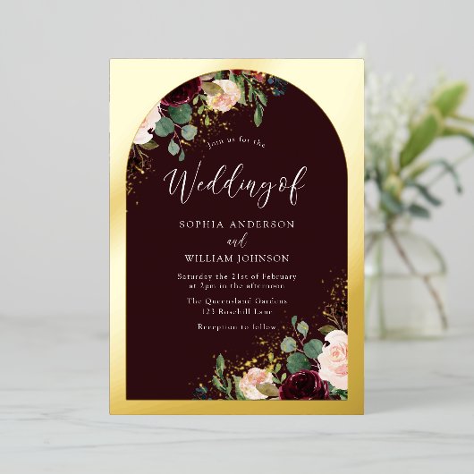 ブルガンディマルーン水カラー結婚フローラ金ゴールド 箔招待状 (立ち正面)