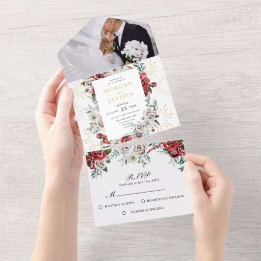 ブルガンディレッドアイボリーフローラ金ゴールドコーラル結婚ズ オールインワン招待状 (貼ってはがせる)