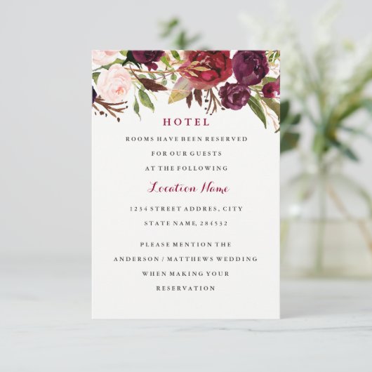 ブルガンディレッドフローラ秋の結婚式ホテルカード エンクロージャーカード (スタンド正面)