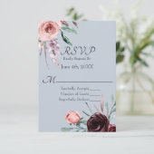 ブルガンディーフローラルとダスティブルーの結婚式RSVP 出欠カード (スタンド正面)