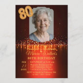 ブルガンディーレッドとゴールドのラメ 80歳の誕生日フォト 招待状 (正面)