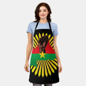 ブルキナファソの地図、国旗と革命拳 エプロン (着用した状態)