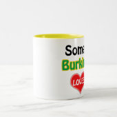 ブルキナファソの誰かが私を愛している ツートーンマグカップ (中央)