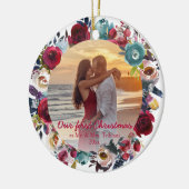 ブルゴーニモダンー海軍フローラ私たちの初めてのクリスマス セラミックオーナメント (左)