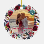 ブルゴーニモダンー海軍フローラ私たちの初めてのクリスマス セラミックオーナメント (裏面)