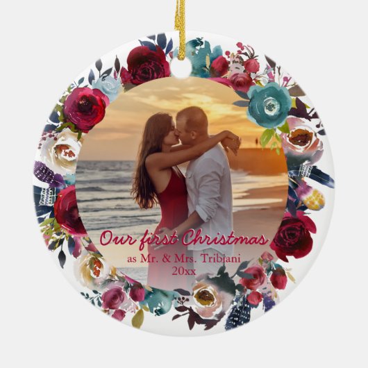 ブルゴーニモダンー海軍フローラ私たちの初めてのクリスマス セラミックオーナメント (裏面)