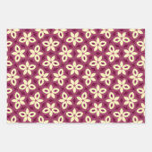 ブルゴーニュとクリームの幾何学的な花の模様 ラッピングペーパーシート (正面3)