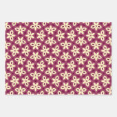 ブルゴーニュとクリームの幾何学的な花の模様 ラッピングペーパーシート (正面)