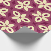 ブルゴーニュとクリームの幾何学的な花の模様 ラッピングペーパー (角)