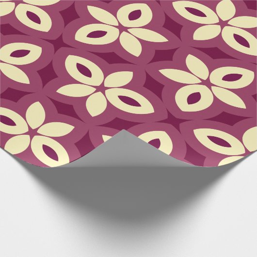 ブルゴーニュとクリームの幾何学的な花の模様 ラッピングペーパー (角)